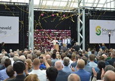 Daniëlle viste hem uit de lucht, het confettikanon deed zijn werk en de opening was een feit.